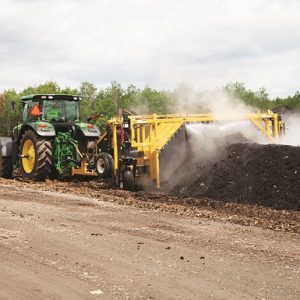 CT612 rivoltatore di compost Vermeer in azione